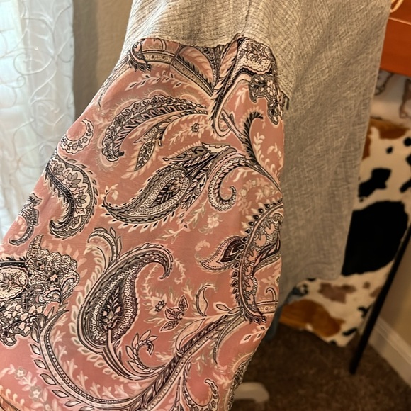 Elbow sleeve, more than a casual tee. Necklace NOT included. Mixed media. - Picture 4 of 8